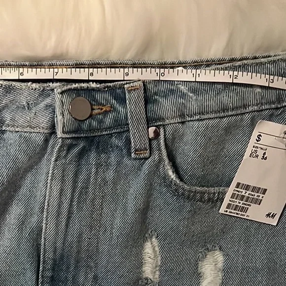 H&M Denim mini skirt. Medium wash. Size 6 - Picture 8 of 10